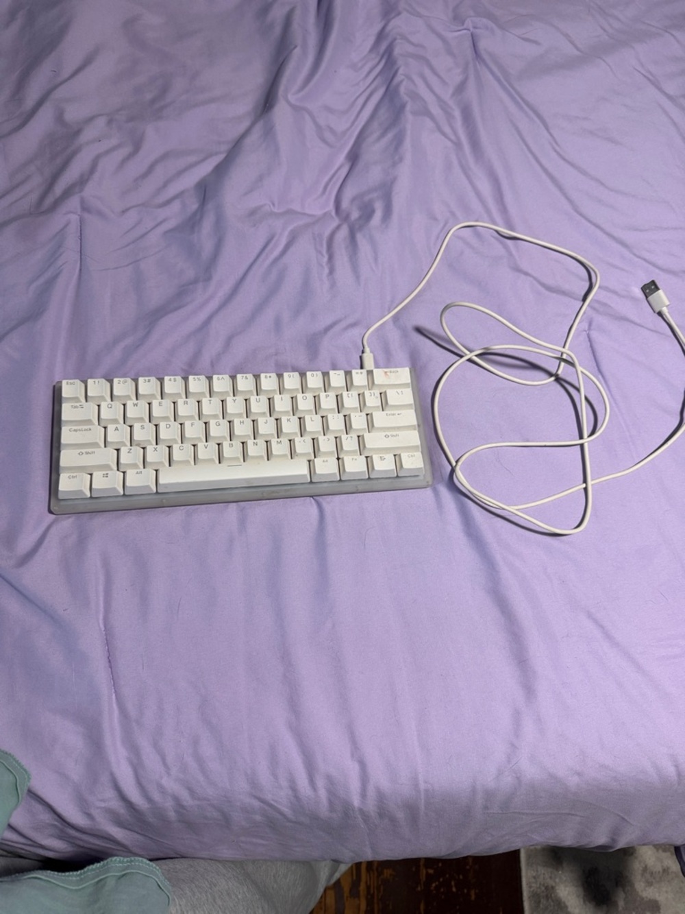White Compact Mechanical Keyboard with Detachable USB Cable